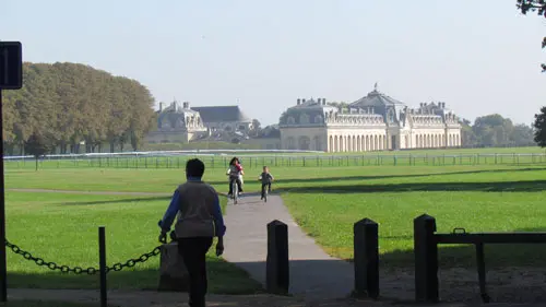 The small, pretty town of Chantilly is less than 30 minutes from Paris by train, but when you arrive at the station and take a lungful of fresh air, the big city couldn’t feel farther away.