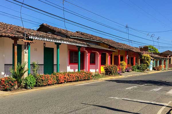 Brightly painted homes in the fishing village of Pedasí