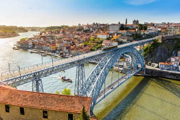 Caminar por el Ponte De Dom Luis I