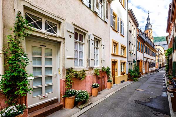 Take-a-Walking-Tour-of-the-Old-Town-and-Stroll-Among-the-Alleys