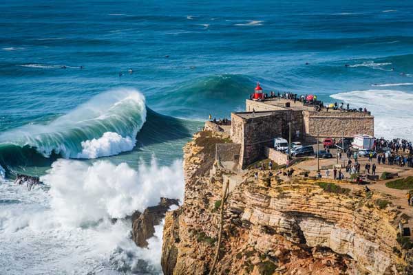 Nazaré – Colossal Waves and Phishing People